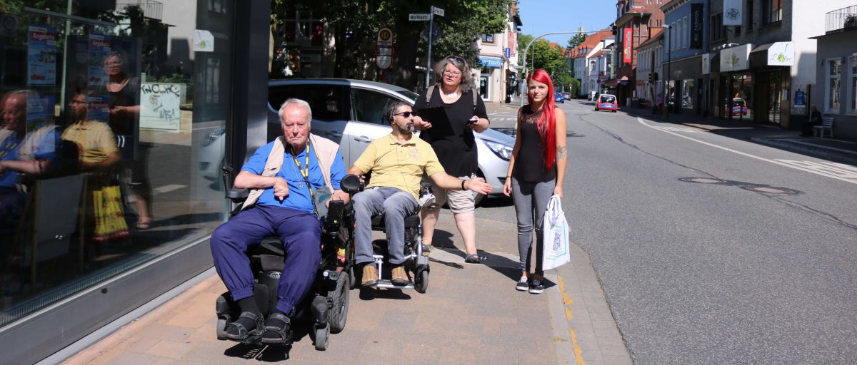 Gruppe unterwegs auf der Lotter Straße (2 Rollstuhlfahrer, 2 Fußgängerinnen)